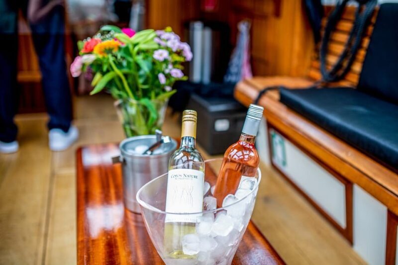 Amsterdam: Small-Group Canal Cruise incl. Drinks and Snacks - An In-Depth Look at the Experience