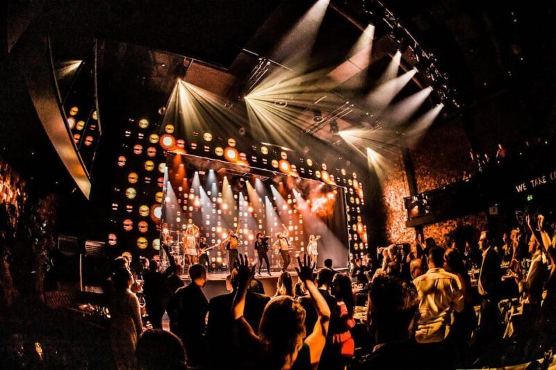 Amsterdam: VEGAS Dinner Show with 3-Course Sharing Menu - Dining: A Culinary Spin on Vegas Nightlife