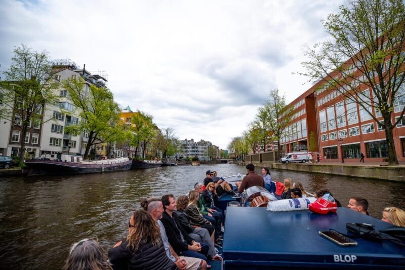 Amsterdam:Old City Canal Cruise with Live Guide and Open Bar - Key Points