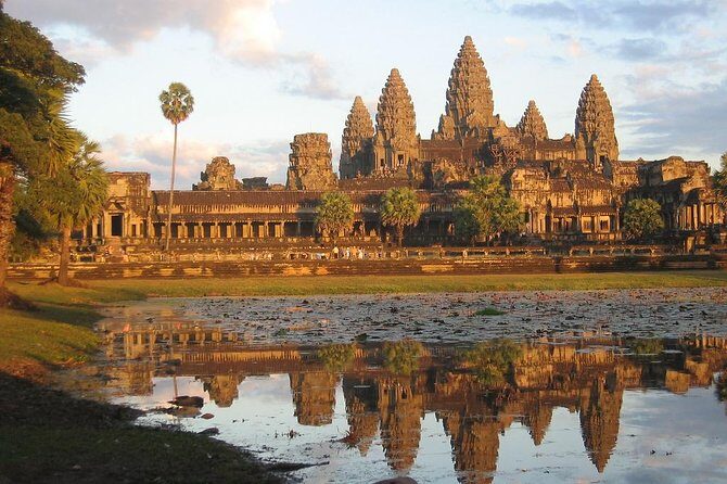 Angkor Wat Day Tours And Sunset - Bayon Temple: Smiling Faces and Intricate Reliefs