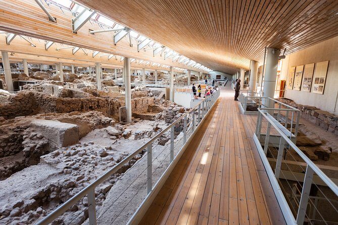 Archaeological bus tour to Akrotiri excavations & Red beach - A Comprehensive Look at the Tour Experience