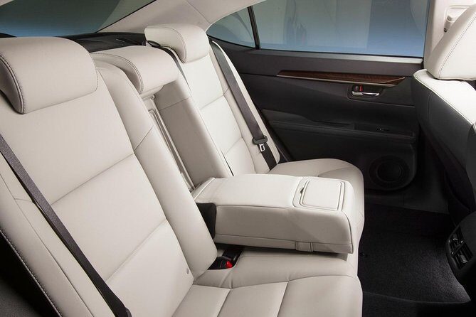 Arrival Private Transfe Toronto YYZ Airport to Toronto by Sedan - Weighing the Pros and Cons