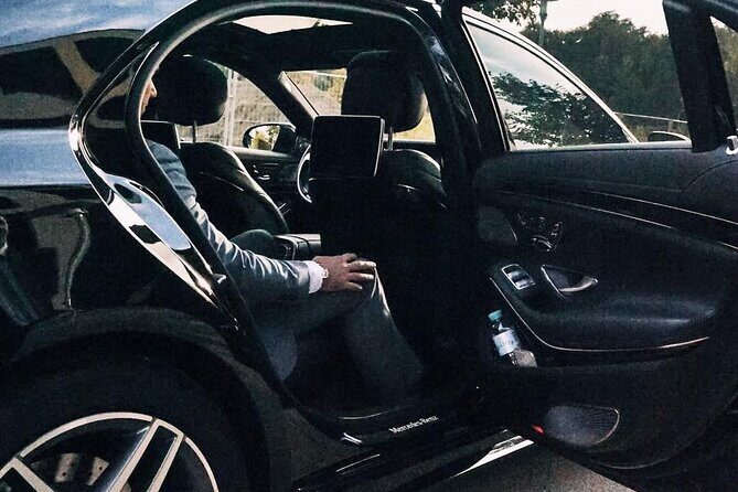 Arrival Private Transfer: Vancouver Airport YVR to Vancouver in Business Car - Key Points