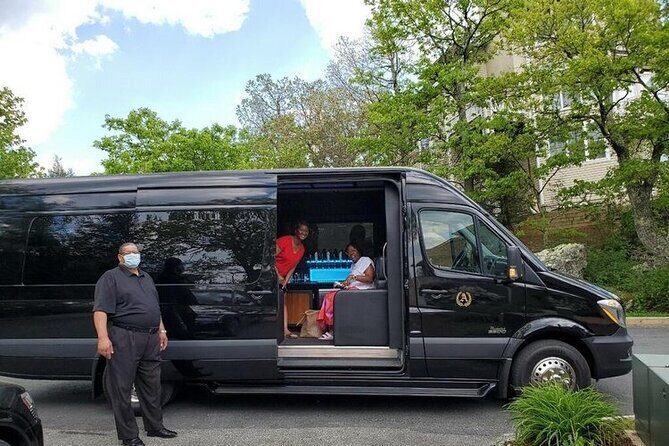 Arrival Transfer From Richmond Airport Up to 14 people - The Experience at Richmond International Airport