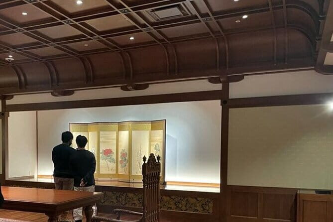 Art Tour & Cafe Time at the Airport Premium Hotel - A Closer Look at the Experience