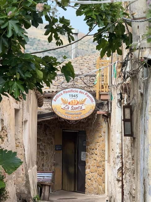 Artistic walk in Borgo Parrini with traditional tasting - Key Points