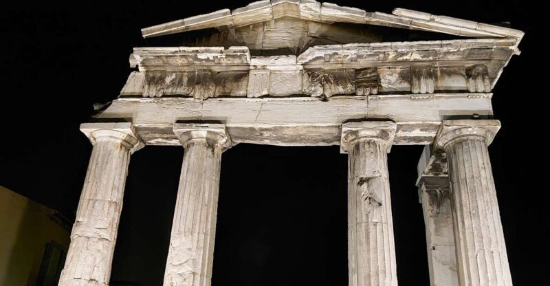Athens: City Highlights Nighttime Walking Tour in Spanish - Key Points