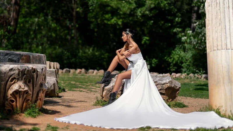 Athens: Flying Dress Photo © Photoshoot "Express package" - Weighing the Value