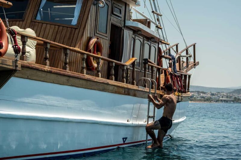 Athens: Saronic Gulf Cruise with Breakfast and Drinks - Key Points