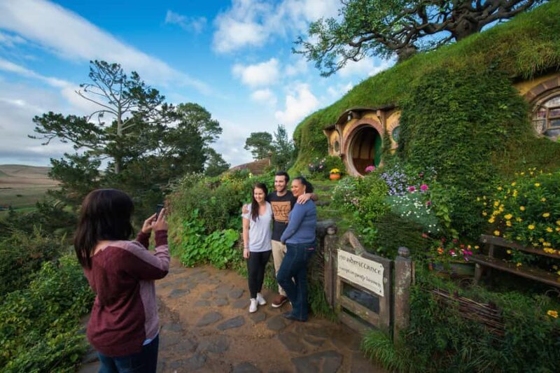 Auckland: Hobbiton and Rotorua Day Tour including Te Puia - A Detailed Look at the Tour Experience