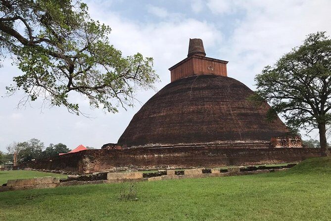 Aukana & Ancient Kingdom Anuradhapura Day Tour From Kandy - Who Should Consider This Tour?