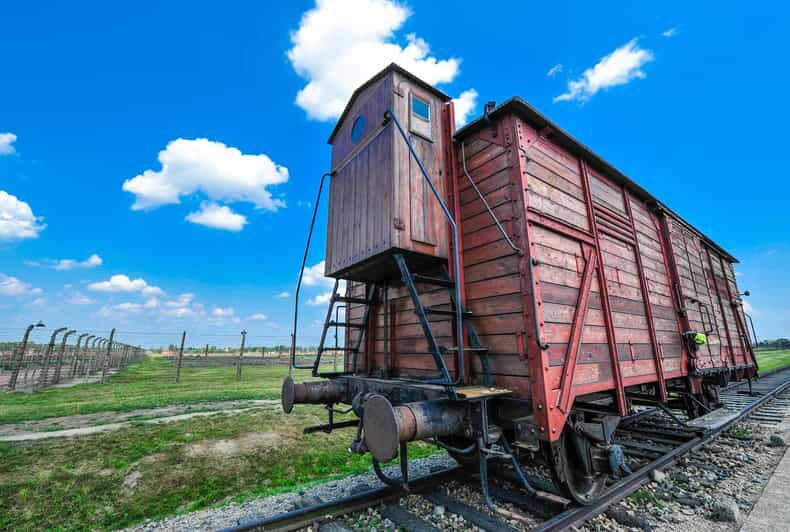 Auschwitz-Birkenau: Guided Tour with Fast Track Ticket - The Significance of Visiting Auschwitz-Birkenau