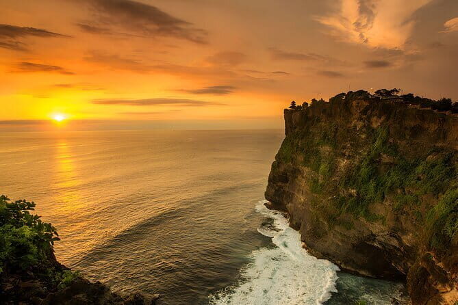 Bali Full-Day Car Charter: Ubud and Uluwatu Sunset Tour - Uluwatu Temple: Cliffside Wonder