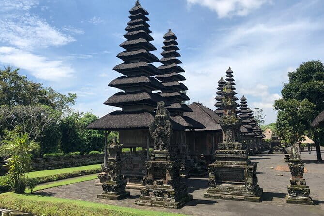 BALI INSTAGRAM TOURS; Handara Gate, Taman Ayun, & Ulundanu Temple - Ulun Danu Beratan Temple: Water, Mountain, and Reflection Magic