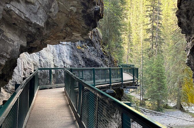 Banff National Park Tour Lake Louise and Moraine Lake by coach - FAQs