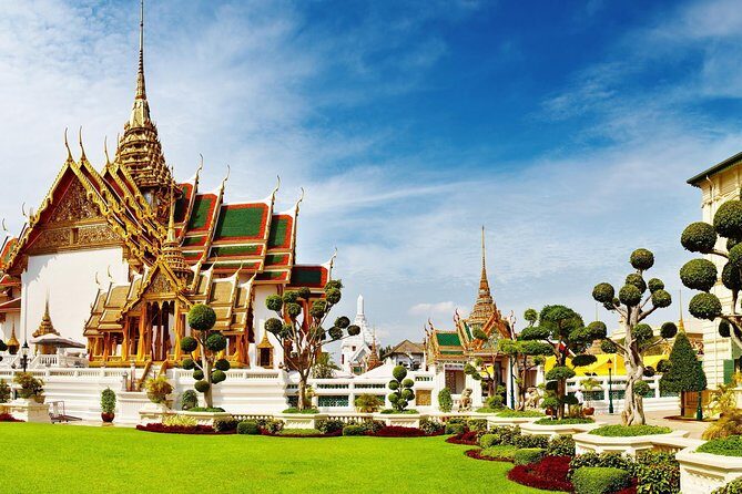 Bangkok: City Highlights Temple and Market Walking Tour - Exploring the Grand Palace