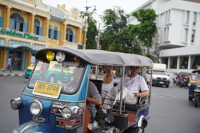 Bangkok: City Highlights Temple and Market Walking Tour - Lunch and Riverside Relaxation