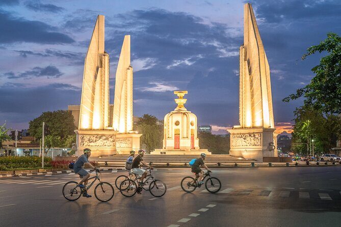 Bangkok: Night Bike Tour with Temples & Flower Market Visit - A Closer Look at the Tour Experience