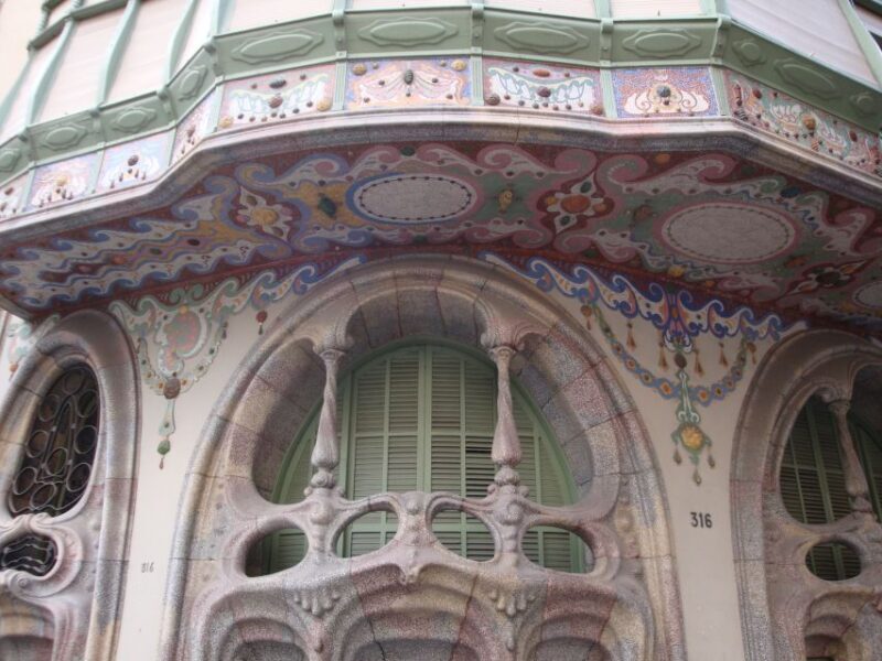 Barcelona: Art Nouveau & Gaudí Tour - Key Points