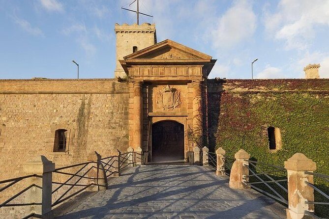 Barcelona Best Views: Old Town and Montjuic Castle Private Tour - A Deep Dive into the Tour: What to Expect