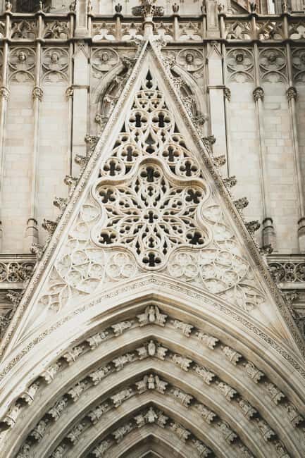 Barcelona: Cathedral of Barcelona Guided Tour - Climbing to the Rooftop: Views That Stick with You