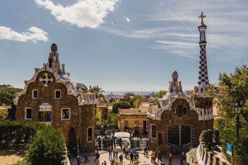 Barcelona: Discover Gaudí, Sagrada Familia, and Park Güell - Key Points