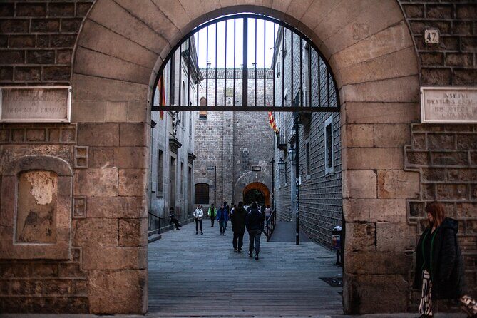 Barcelona El Raval Dark History Walking Tour - The Guide Experience: Knowledgeable and Charismatic