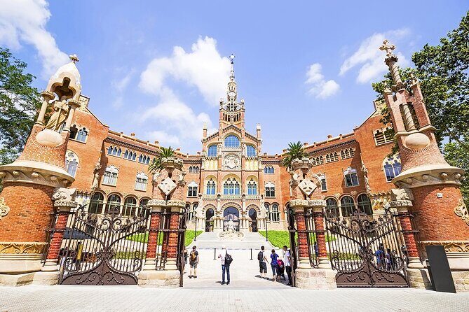 Barcelona Full Day: Sagrada Familia and the 3 Gaudí Houses - Lunch Break: A 2-Hour Pause