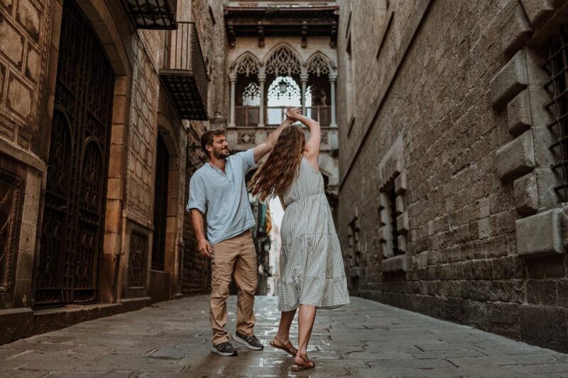 Barcelona: Gothic Quarter Cinematic Photoshoot and Guide - Key Points