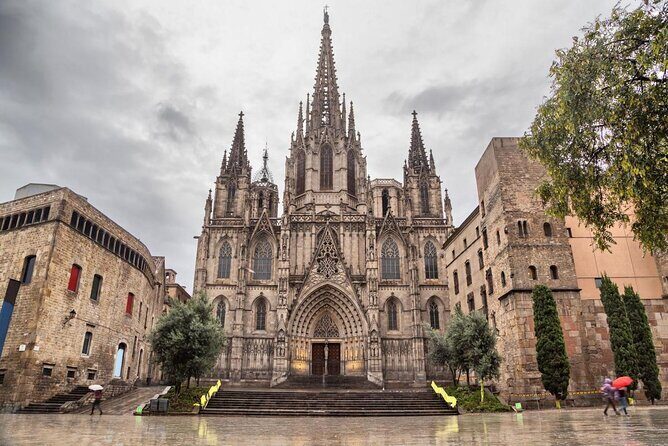 Barcelona Highlights & Secrets Private Tour with Tapa & Drink - Key Points