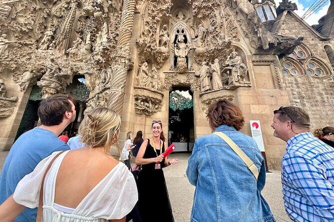 Barcelona in a Day Tour: Sagrada Familia, Park Guell and Old Town - Transportation and Group Size