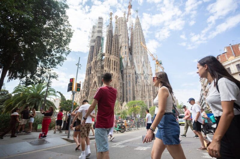 Barcelona: Park Güell & Sagrada Familia Guided Tour - Key Points