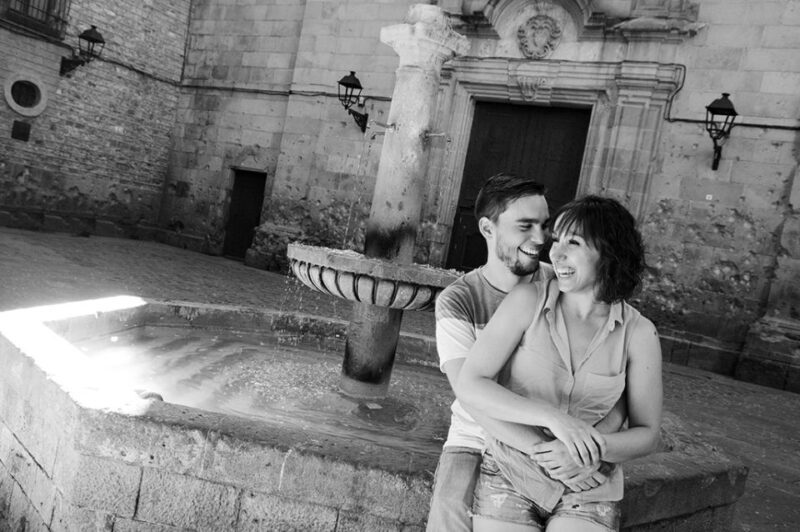 Barcelona: Photoshoot Tour Old Town - Authentic Experiences and Real Stories