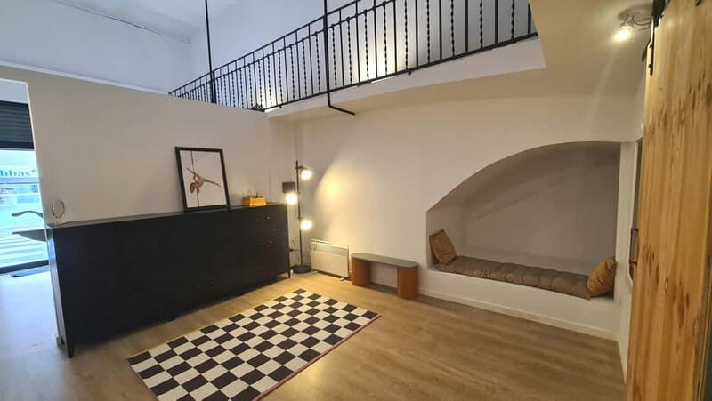 Barcelona: Pole Dancing Class - The Experience: What to Expect