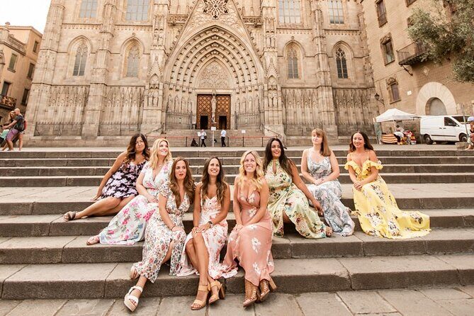 Barcelona Private Photoshoot at Cathedral & Kiss Wall - Key Points