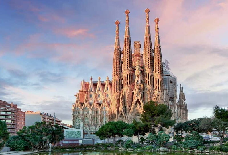 Barcelona: Sagrada Familia Evening Tour with Cava - The Sum Up