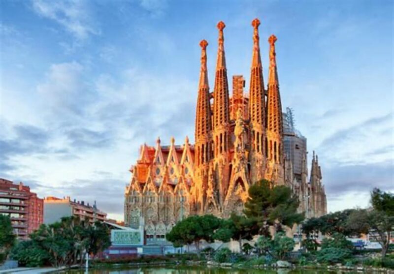 Barcelona: Sagrada Família Guided Tour and Entry Tickets - Exploring the Facades: Nativity, Passion, and Glory