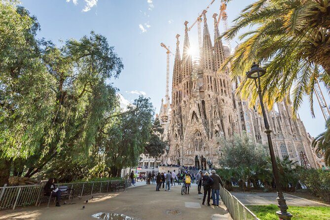 Barcelona: Sagrada Familia Guided Tour with Fast Track Access - Who Should Consider This Tour?
