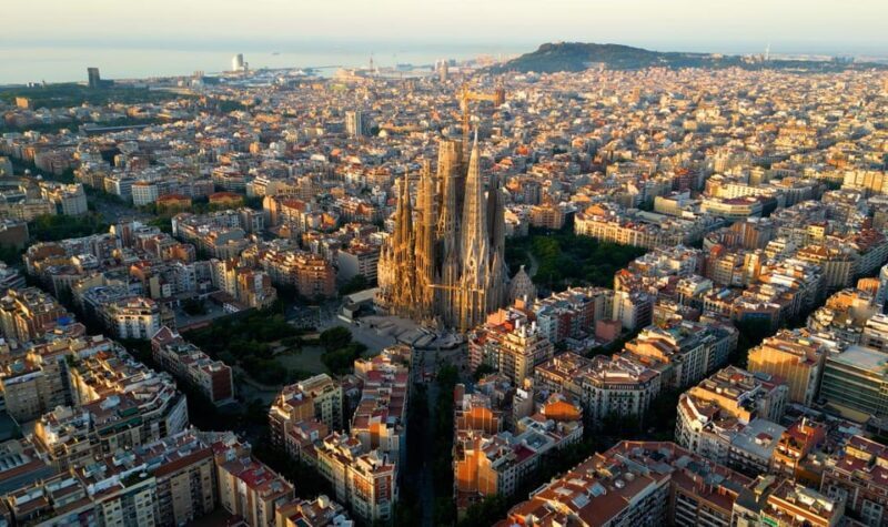 Barcelona: Sagrada Familia skip the line Guided Tour - Deep Dive into the Itinerary