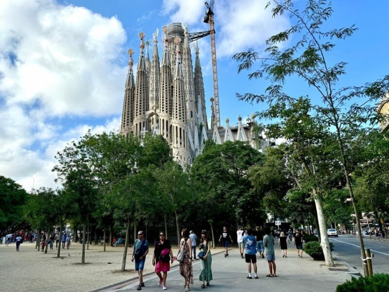 Barcelona: Sagrada Familia Skip-the-Line Guided Tour - Exploring the Sagrada Familia: A Guided Tour Worth Booking