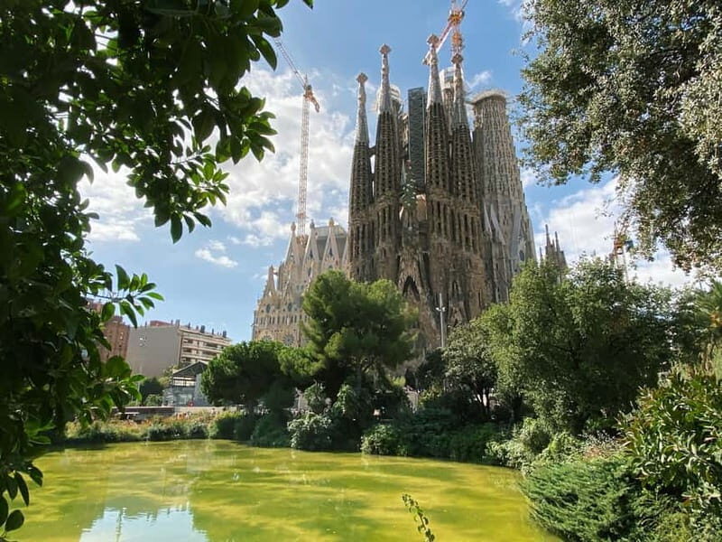 Barcelona: Sagrada Familia Skip-the-line Tour with Guide - What Reviews Tell Us