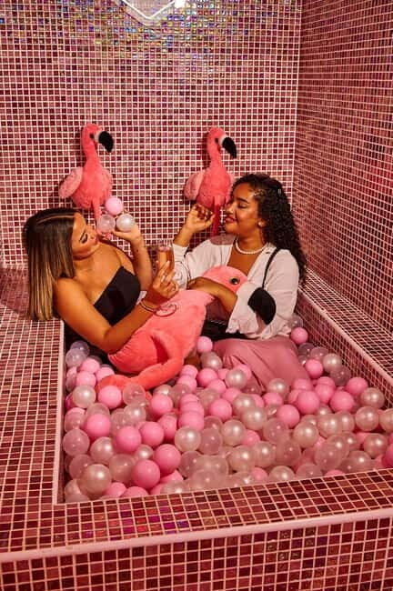 Barcelona: Sensory Dinner Signature Cocktail and Live Show - Live Performances and Atmosphere