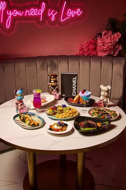 Barcelona: Sensory Dinner Signature Cocktail and Live Show - The Venue: A Visual Spectacle