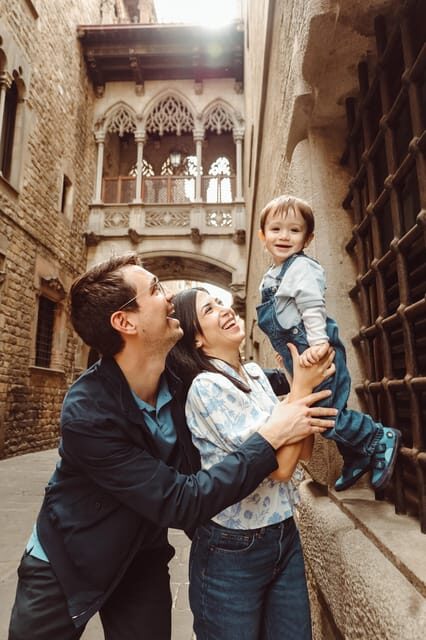 Barcelona: Sightseeing Professional Photoshoot Session - Group Size and Atmosphere