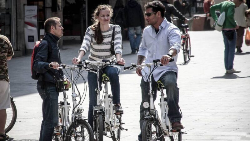 Barcelona: Small Group or Private Bike Tour - The Guide and Group Experience