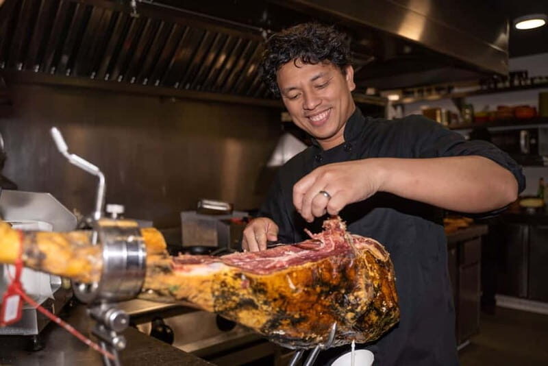 Barcelona: Tapas and Drinks Tour of Old Town - Key Points