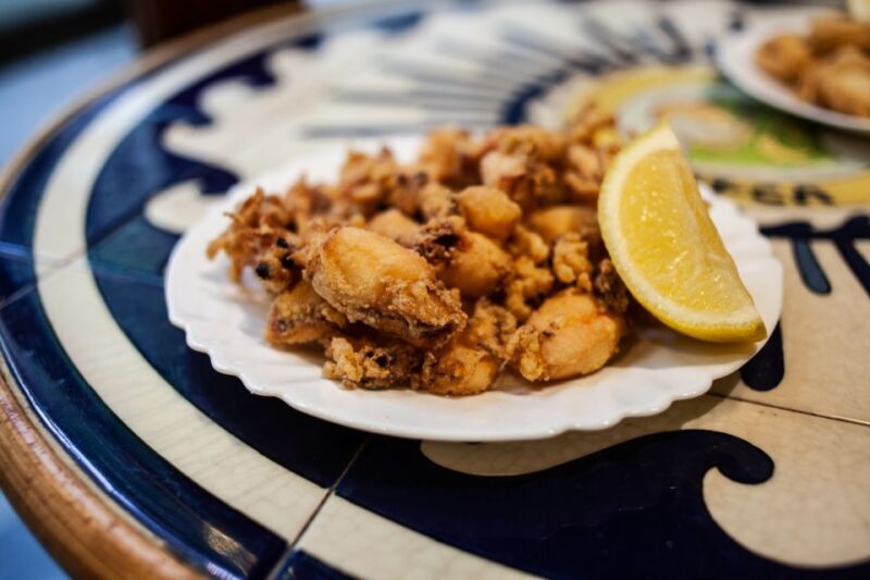 Barcelona: Tapas Food and Wine Tour in La Barceloneta - Exploring La Barceloneta