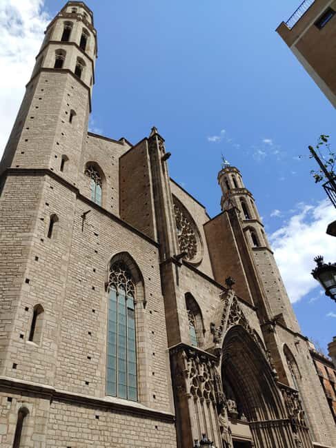 Barcelona Tours Co - Gaudi Bike Tour - Starting Point and Initial Ride Through Gothic Quarter