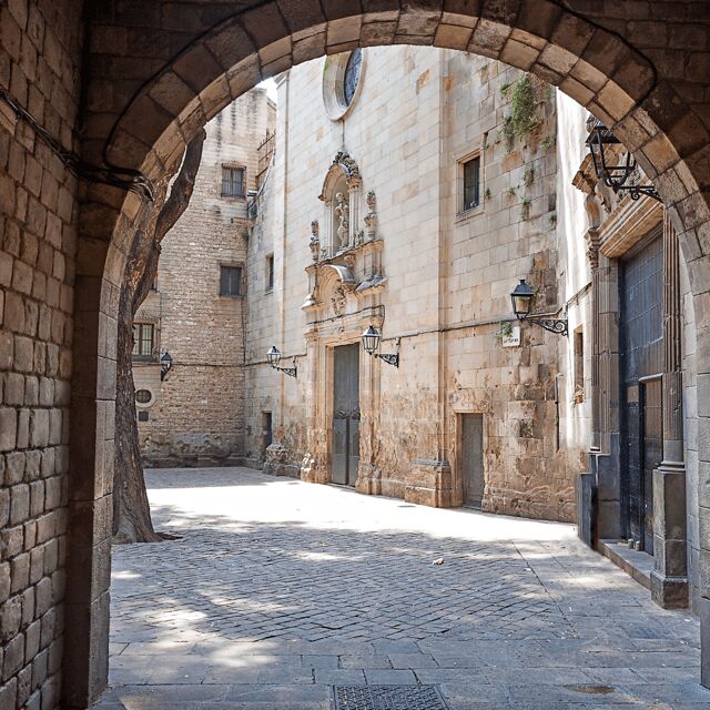 Barcelona: walking tour of the Gothic Quarter and boat ride - Authentic Feedback from Past Travelers