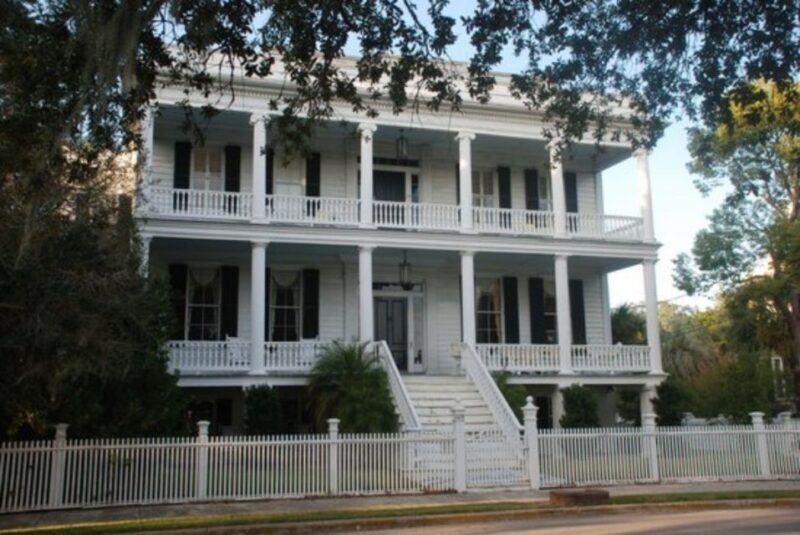 Beaufort: Local History and Film Sites Tour by golf cart - The Sum Up